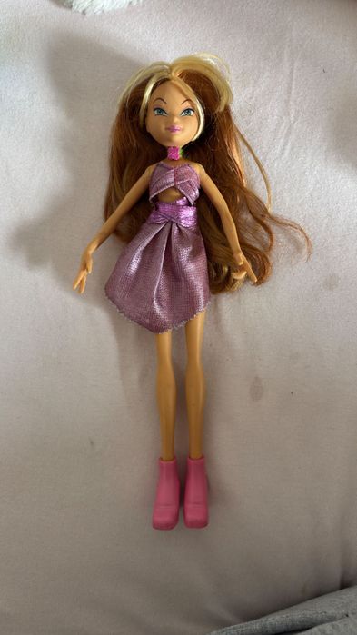Winx club flora boneca