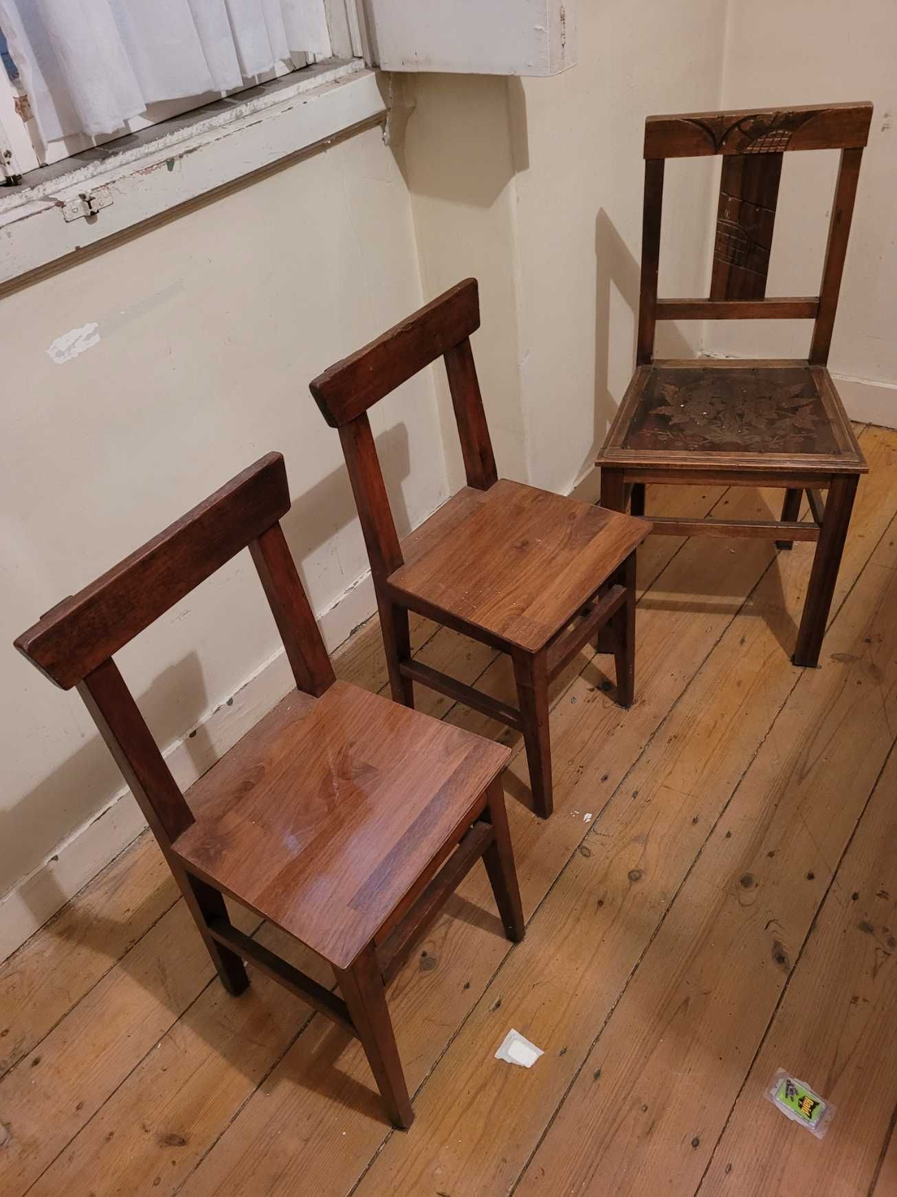 Cadeiras de madeira de diferentes tamanhos
