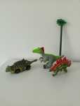 Różne figurki dinozaurów