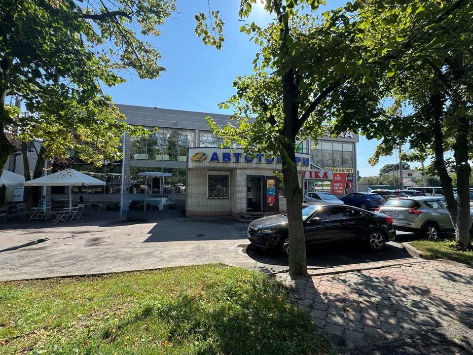 Здається ПРИМІЩЕННЯ під магазин, салон, офіс з мокрою точкою- ФАСАД