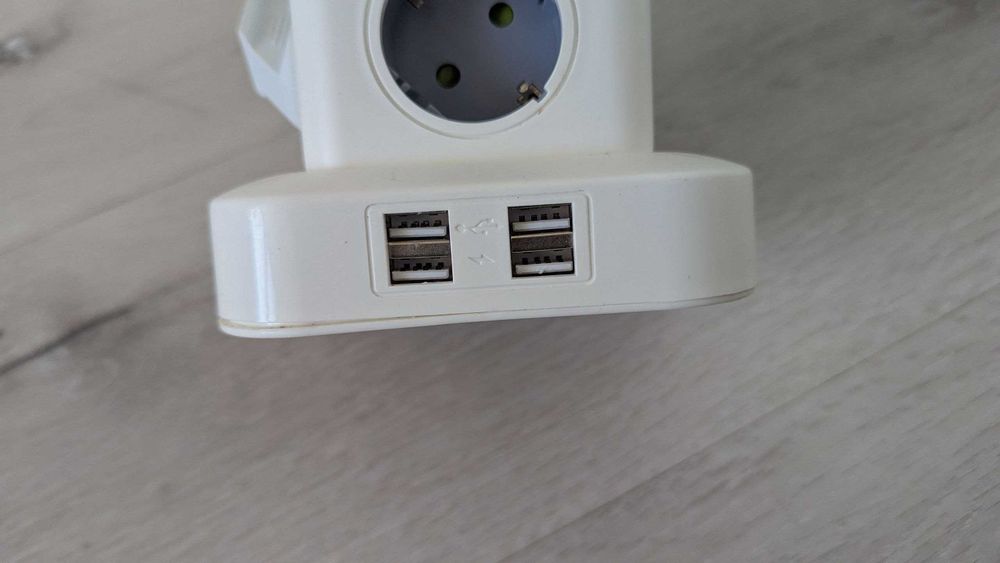 Мережевий подовжувач — 12 розеток, 4 USB, захист від перевантаження