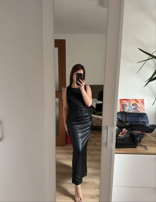 Piekna diuga czarna sukienka o dopasowanym kroju