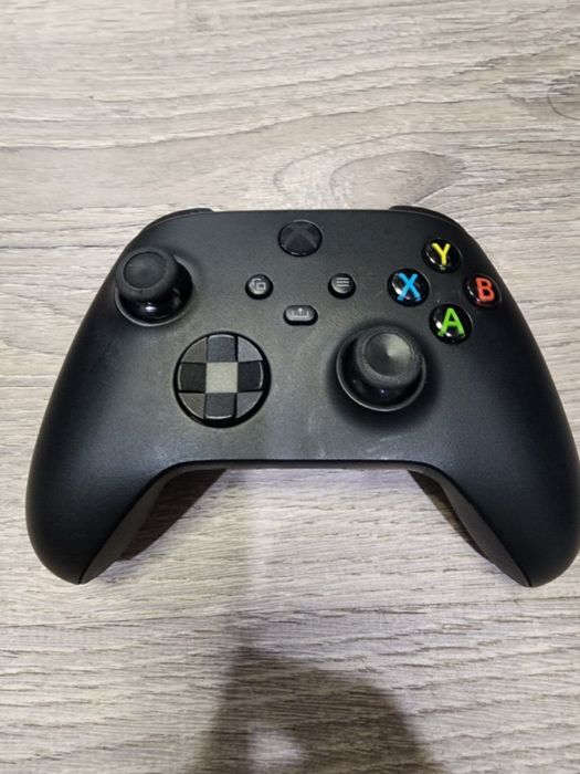 Xbox Series S com 4 comandos