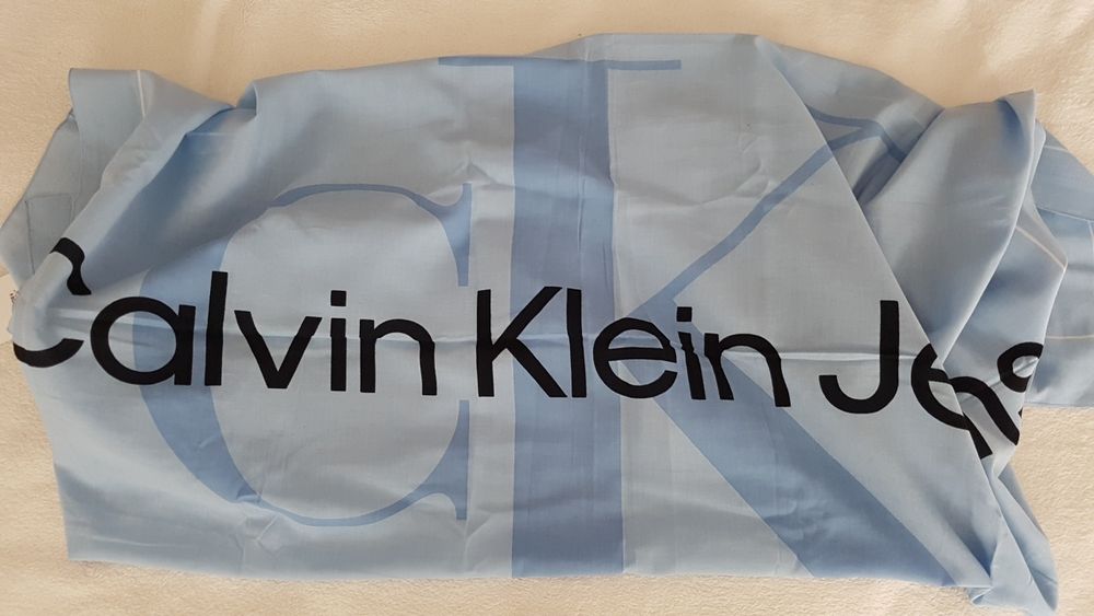Платок фирмы Calvin Klein 130×130см,оригинал.