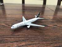 Model samolotu Asiana Boeing 767-300, 1:400