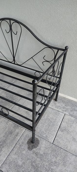 Czarne metalowe łóżeczko dziecięce