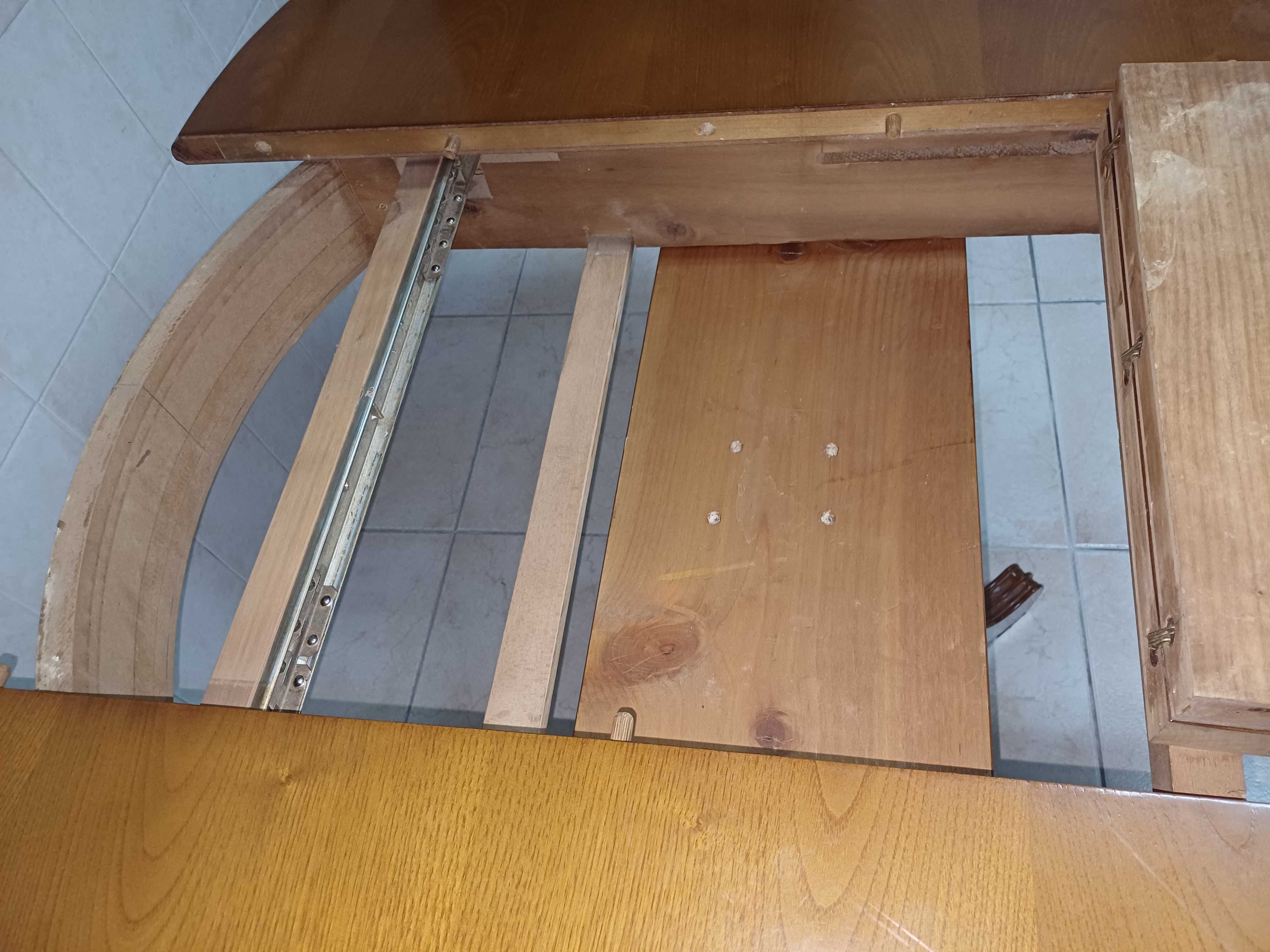 Mesa de sala de jantar em carvalho