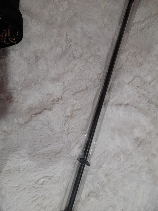 Nowy karnisz rozciągany czarny z ozdobami na końcach