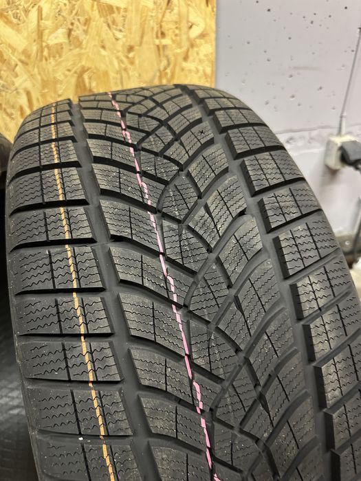 шини нові GoodYear UltraGrip perfomance + 275/40 R22