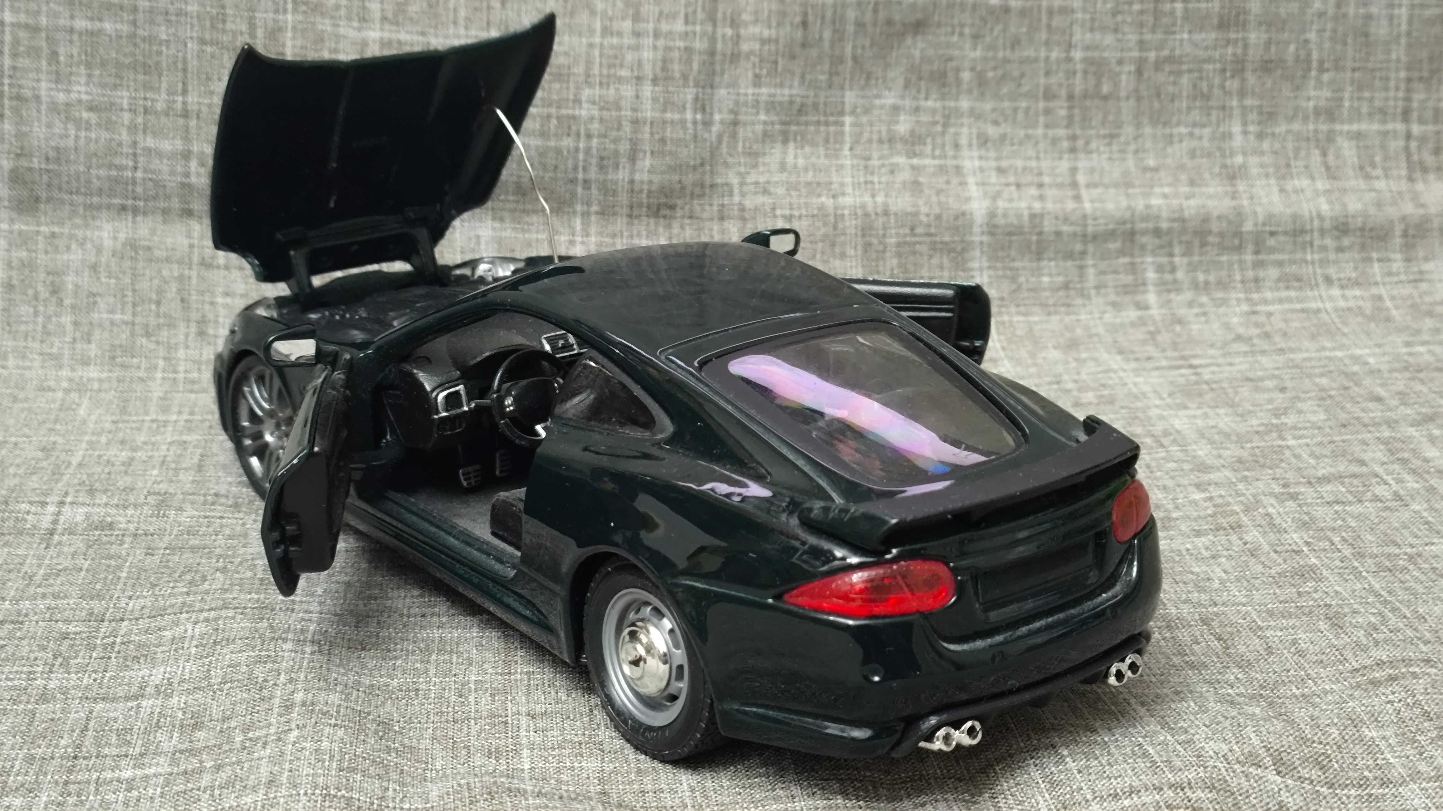 Машинка Jaguar XKR-S 1/24 Bburago