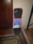 Skate cor-de-rosa e verde