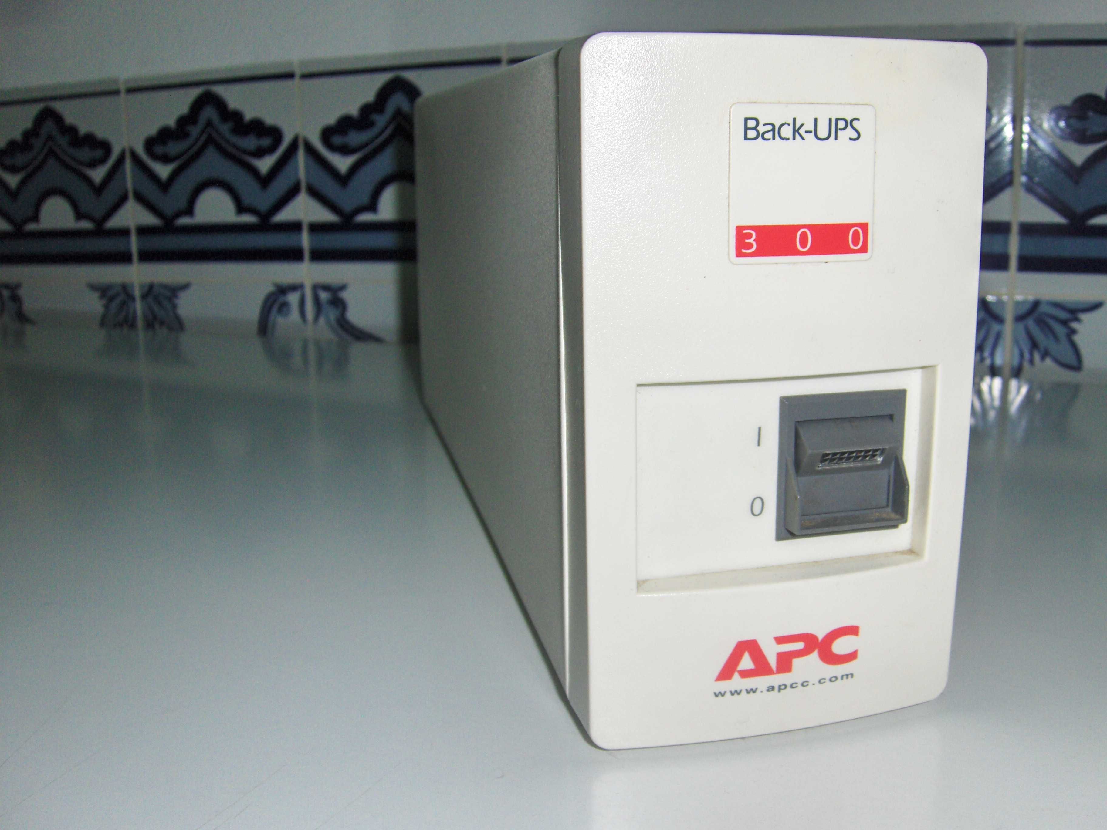 BACK - UPS, marca APC - 300 - com bateria