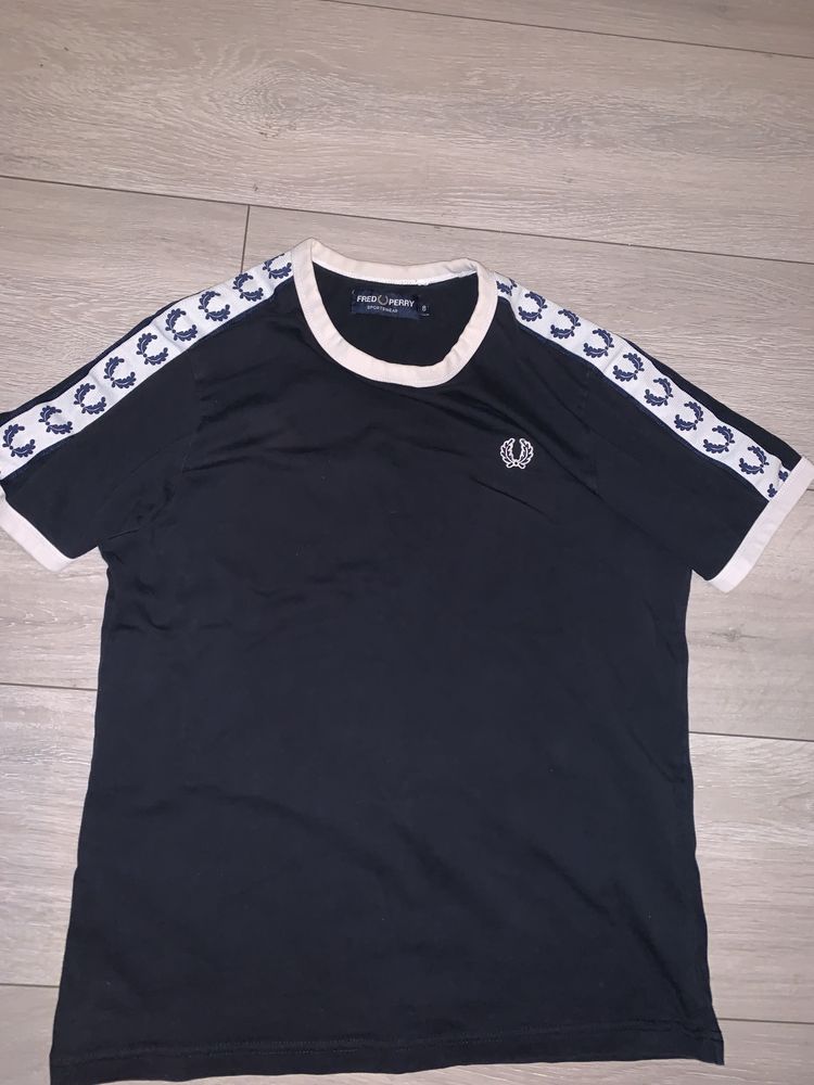 Продам женскую футболку Fred Perry