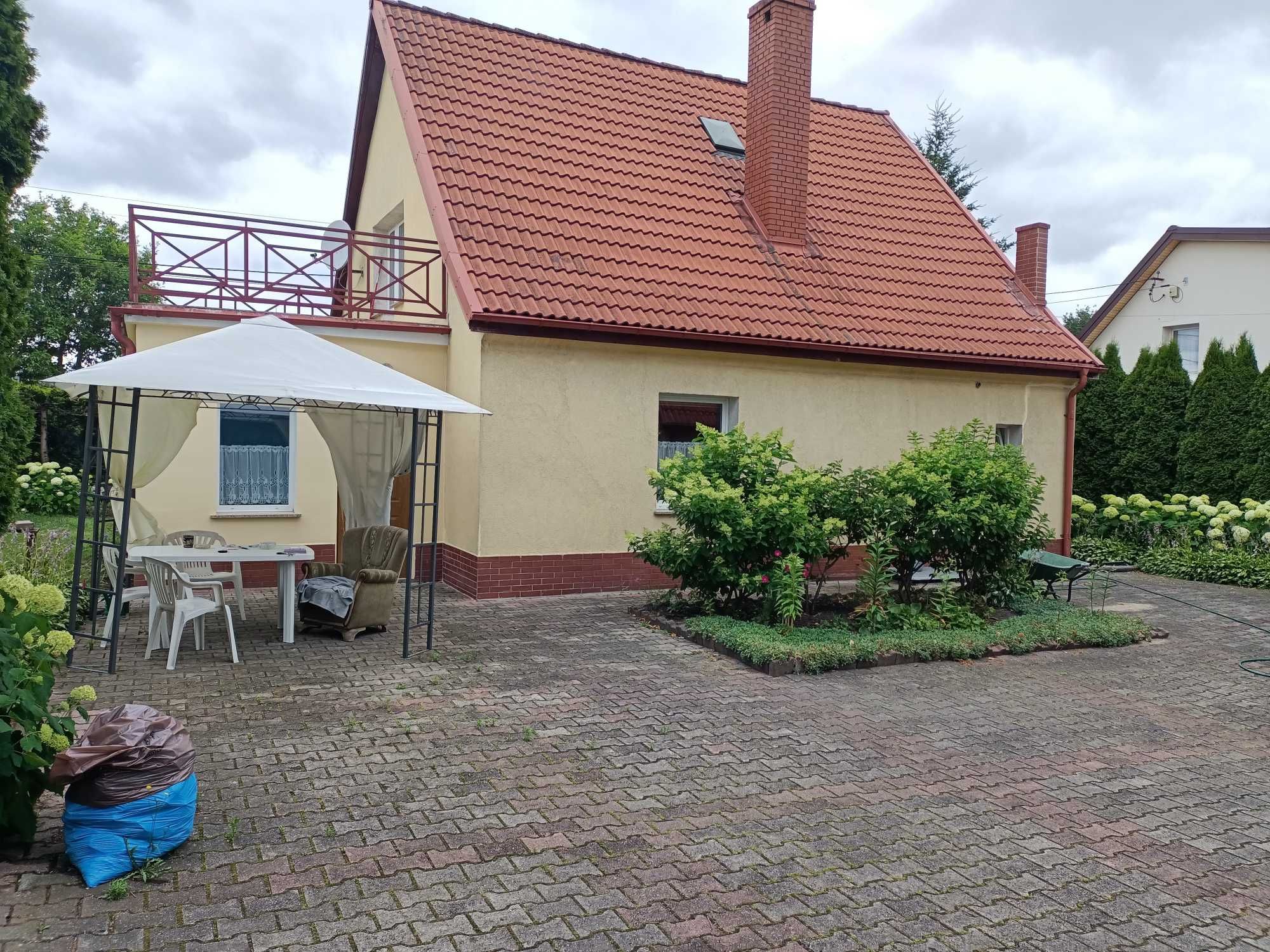 Dom z budynkiem gospodarczym.