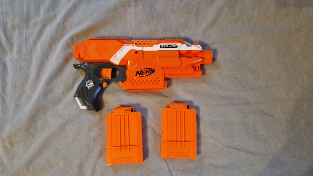 Nerf Stryfe + magazynek 7 strzałek