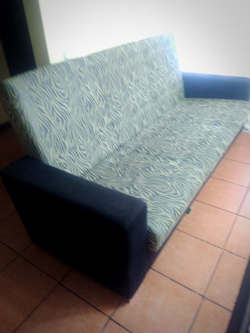 Sofa cama 3 lugares.