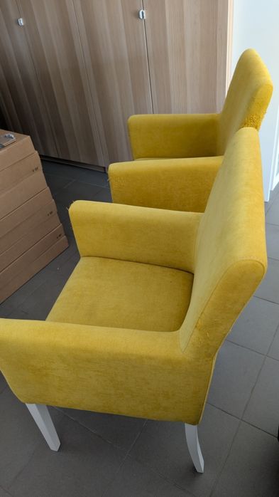 2 cadeirões amarelos