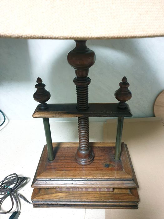 Grande candeeiro de mesa vintage representando uma prensa de livros