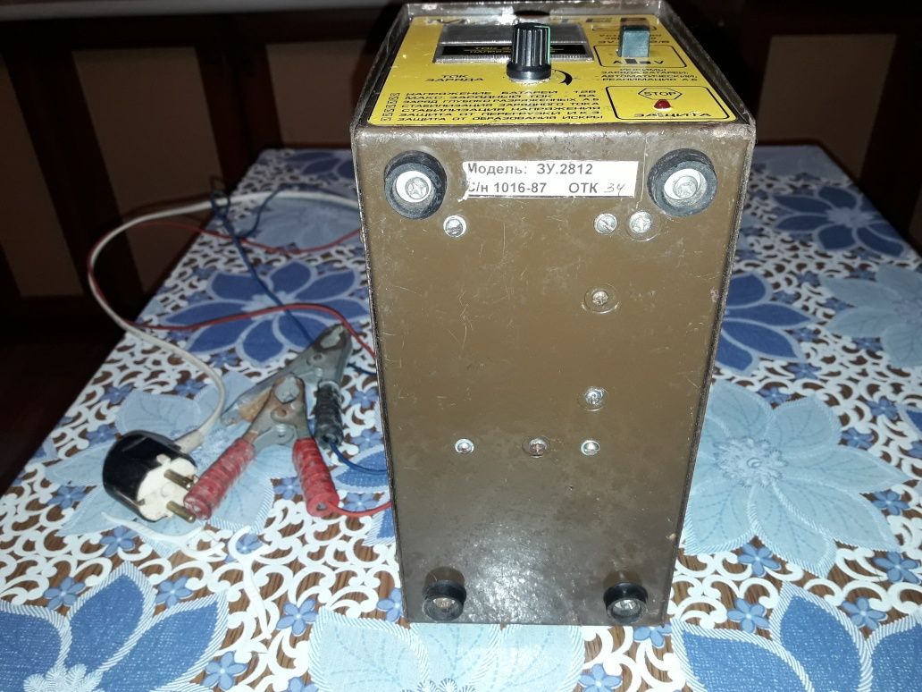 Зарядное устройство для аккумулятора полностью рабочее, 12 v.