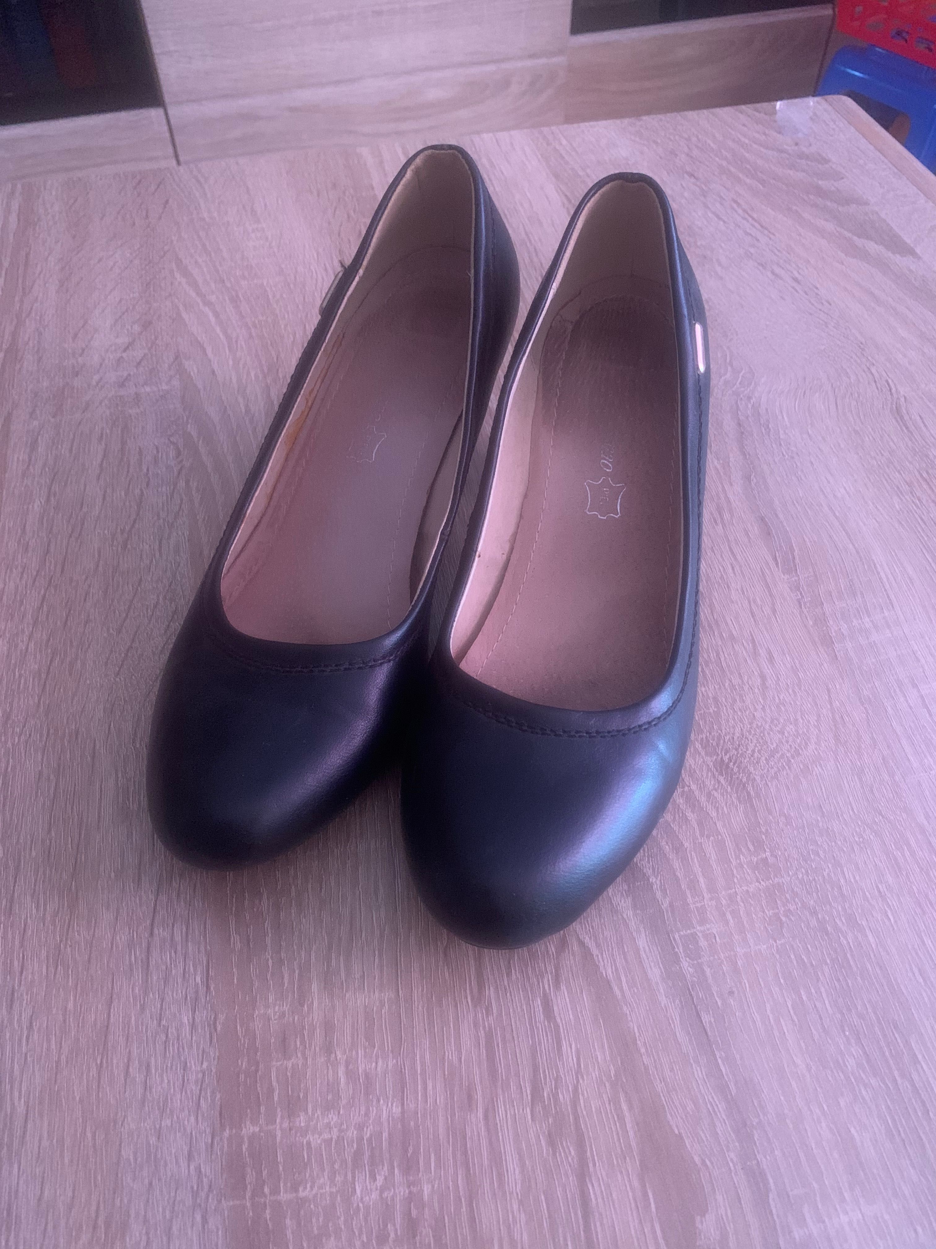 Buty na obcasie skórzane