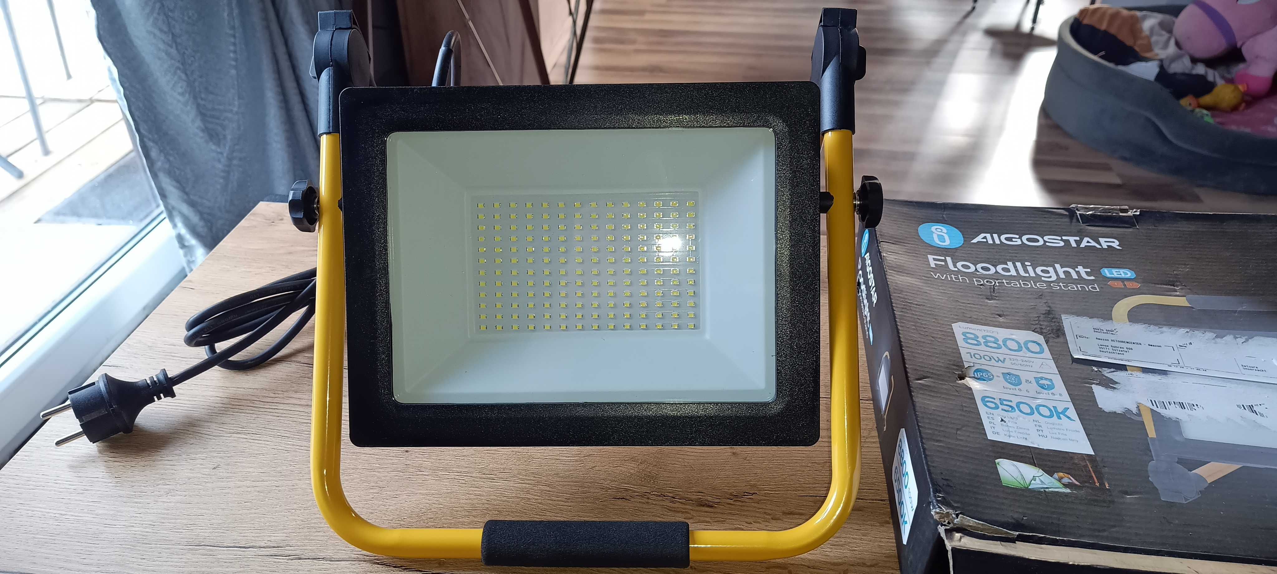 Reflektor ledowy 100v