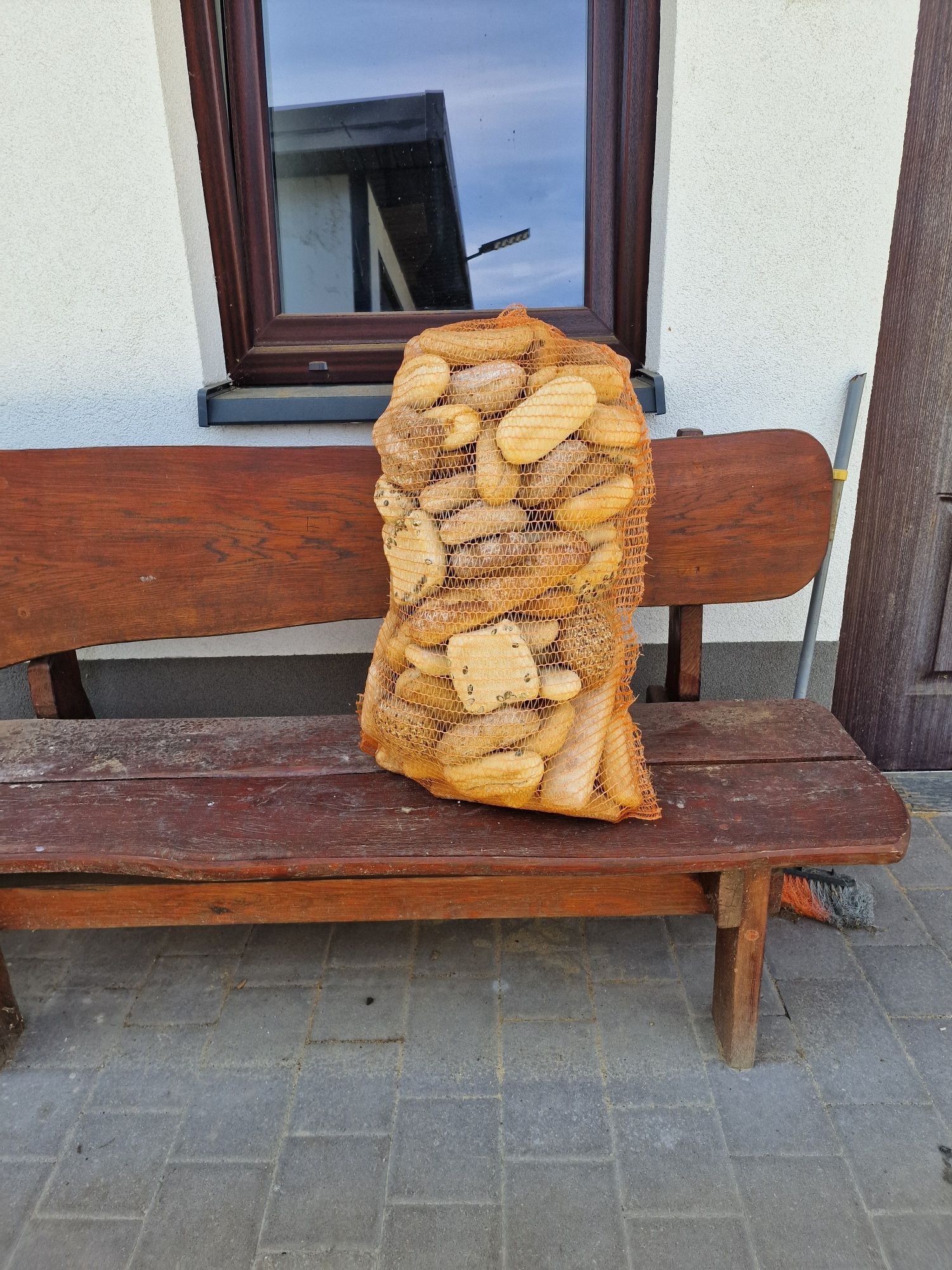 Suche pieczywo bułki i chleb w workach