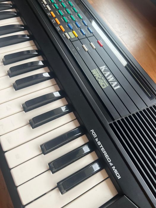 Kawai WK-40 – Teclado Electrónico 49 Teclas + Carregador