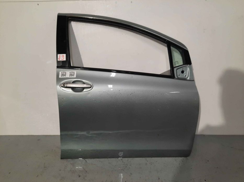 ^ DRZWI PRZÓD PRZEDNIE PRAWE TOYOTA YARIS 2 1F8 SZARE