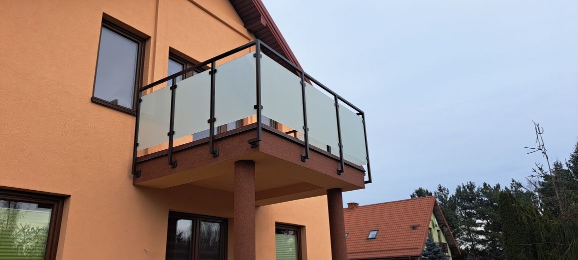 Balustrady balkonowe, Schody zewnętrzne
