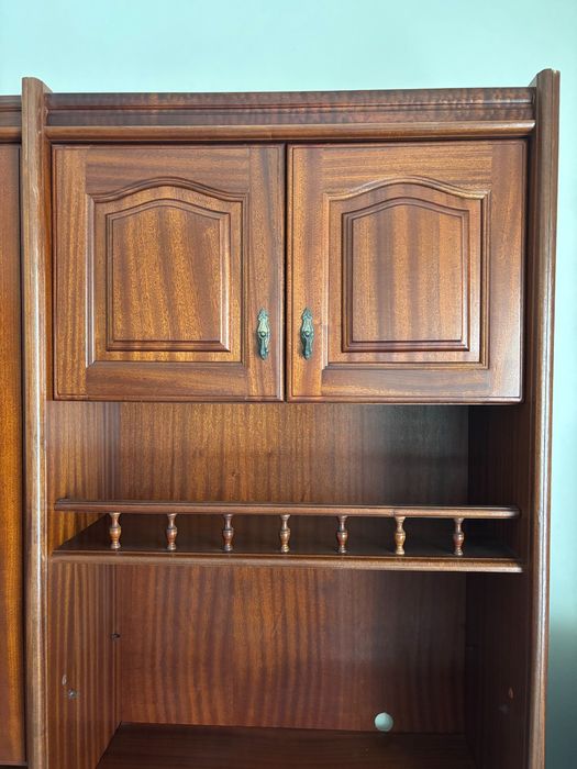 Móvel de sala com cristaleira