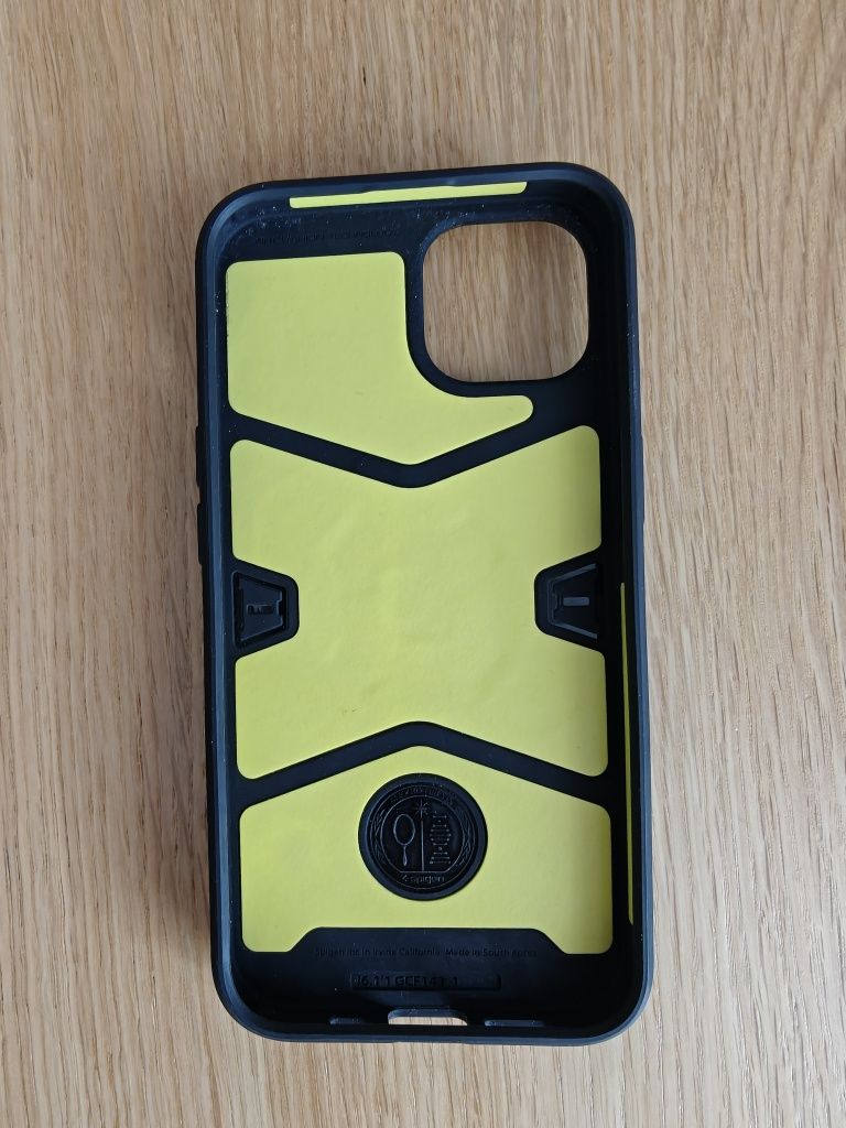 Etui, case iPhone 13 Spigen z wbudowanym zapięciem Gear Lock