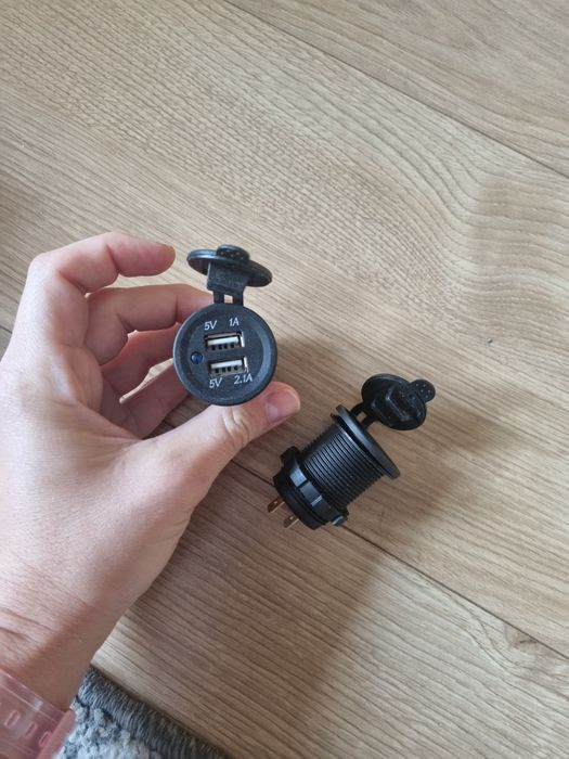 85. Ładowarka samochodowa do zabudowy do auta USB 12V 24V 4.2A zestaw