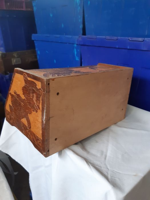 Chlebak z drewna ręcznie rzeźbiony