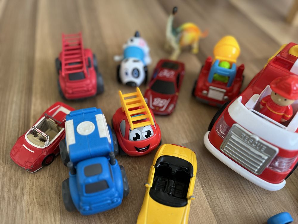 Samochodziki plastikowe + inne zabawki