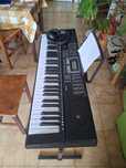 Teclado com suporte e fones