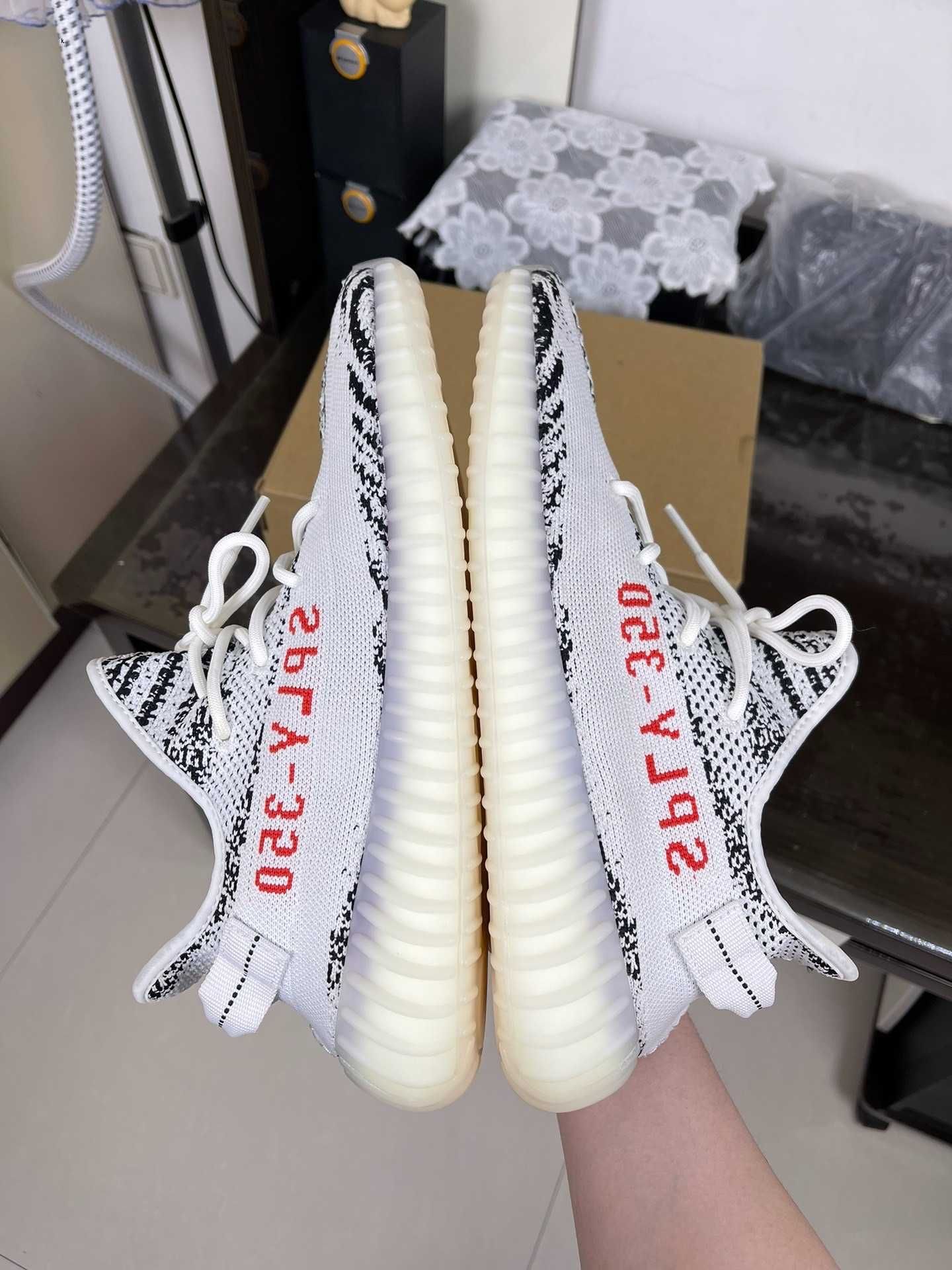 Buty męskie adidasYeezy Boost 350V2 Zebra nowy  R.38