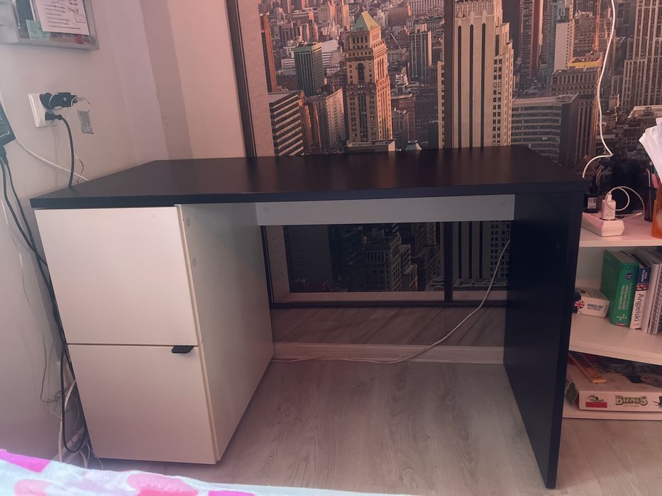 Czarno biele biurko z szawką z VOXA
