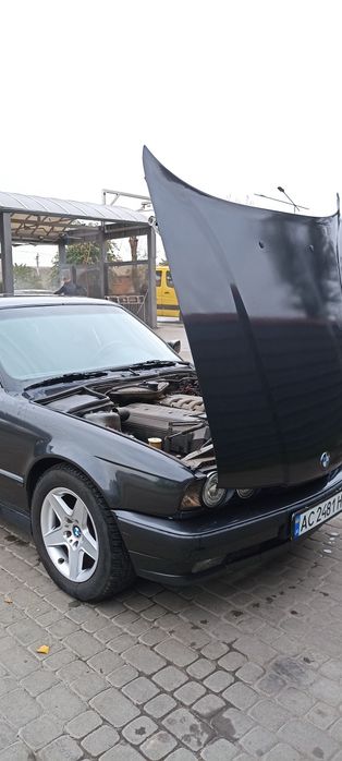 Автомобіль BMW на повному ходу!