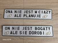 Tablice ślubne i pierścienie na serwety