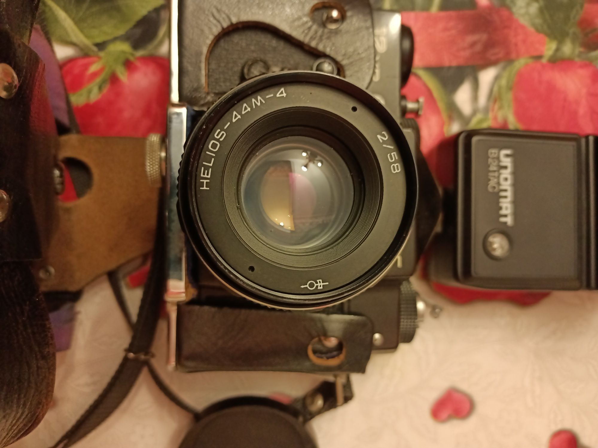 Aparat fotograficzny Zenit 12xp obiektyw i lampa błyskowa w futerałach