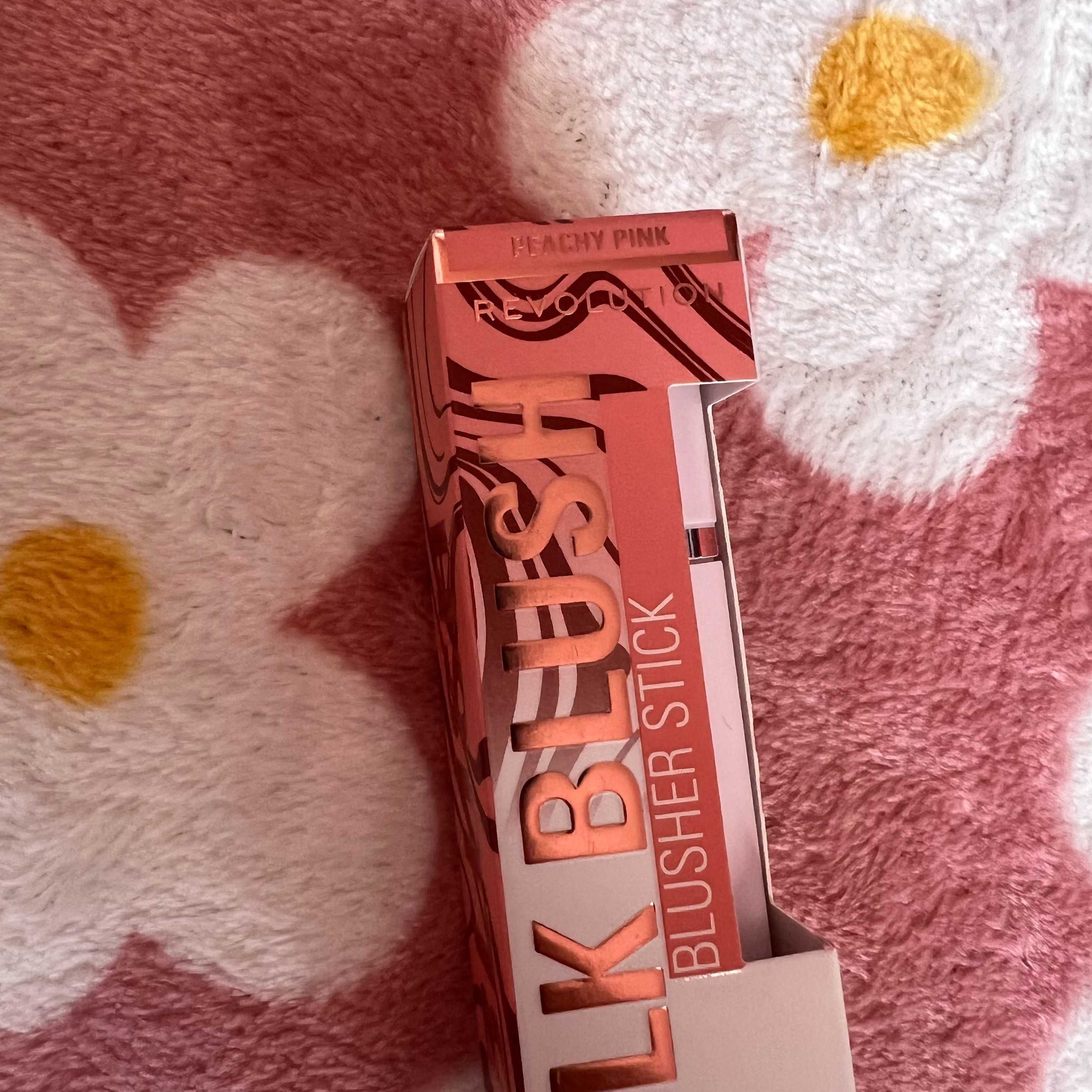 Makeup Revolution Silk Blush Róż w Sztyfcie peachy pink