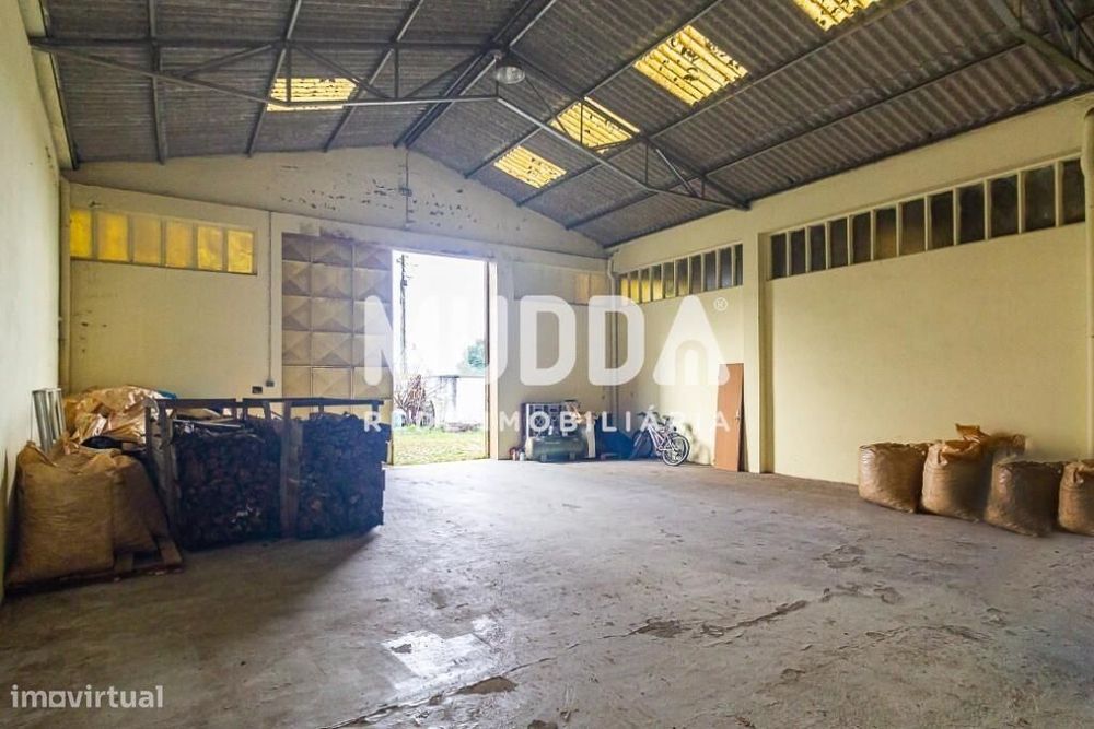 Pavilhão com 1087 m2 destinado à indústria em Lourosa
