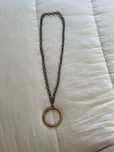 Fio comprido em dourado envelhecido