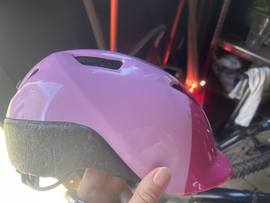 Różowy dziewczęcy kask na rower