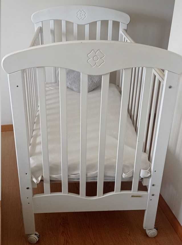 Cama para bebé com colchão em branco mate