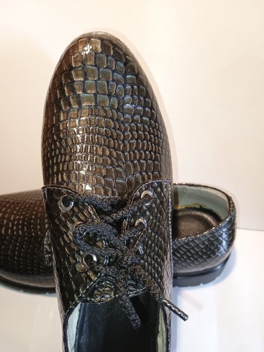 Женские лаковые туфли