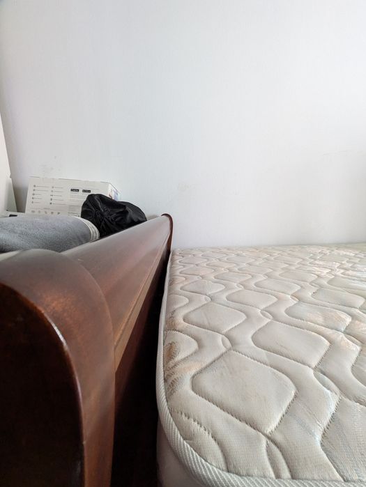 Cama, Mesa de Cabeceira e Secretária em Mogno