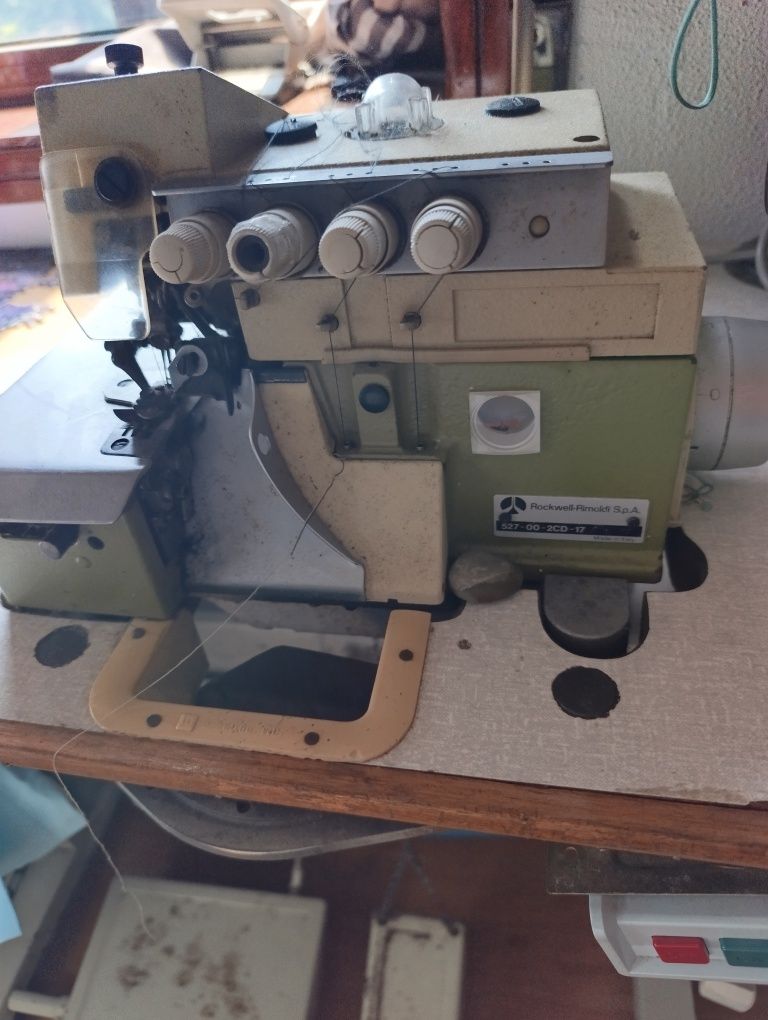 Máquina de costura motor e novo.