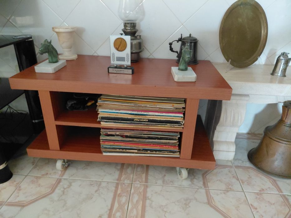 VENDO 2x Móveis de Apoio em Madeira com rodas