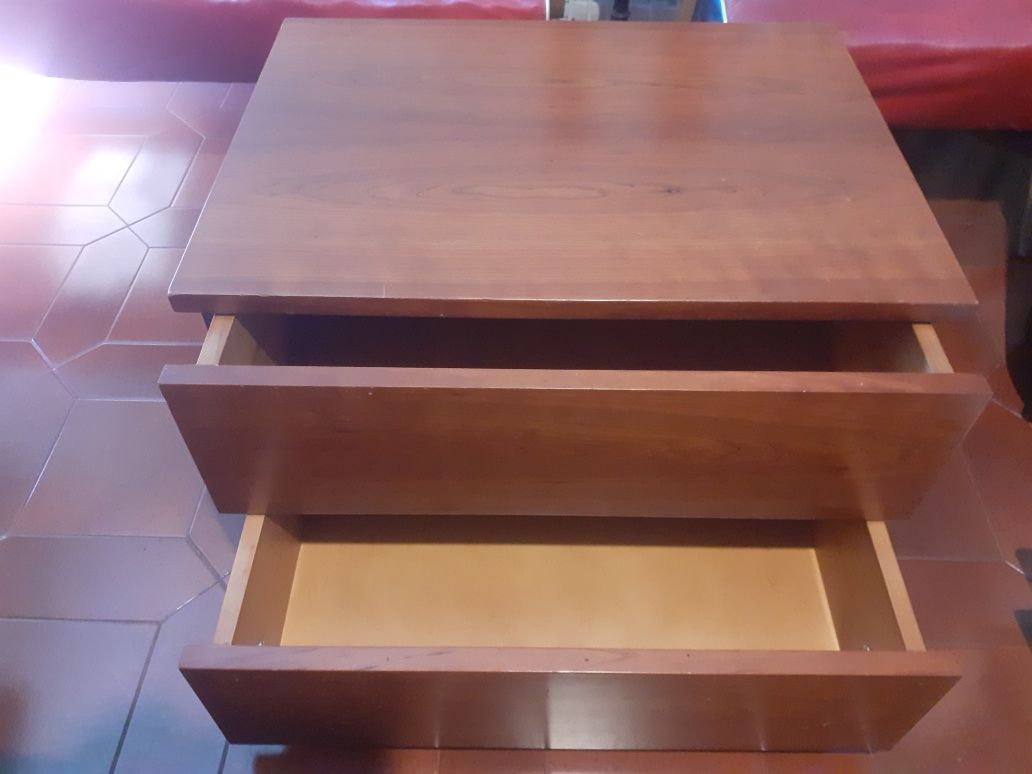 Mesa de cabeceira em cerejeira